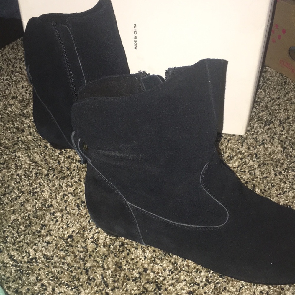 Women’s black suede zip boots